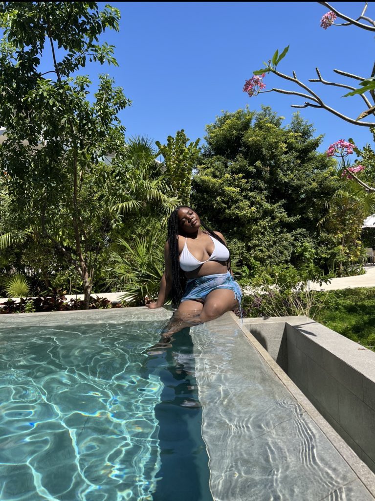 Im_Classic's tweet photo. Face &amp; Brassiere Top Tier 🌴🤎🌸 https://t.co/xhsFbwkHLU