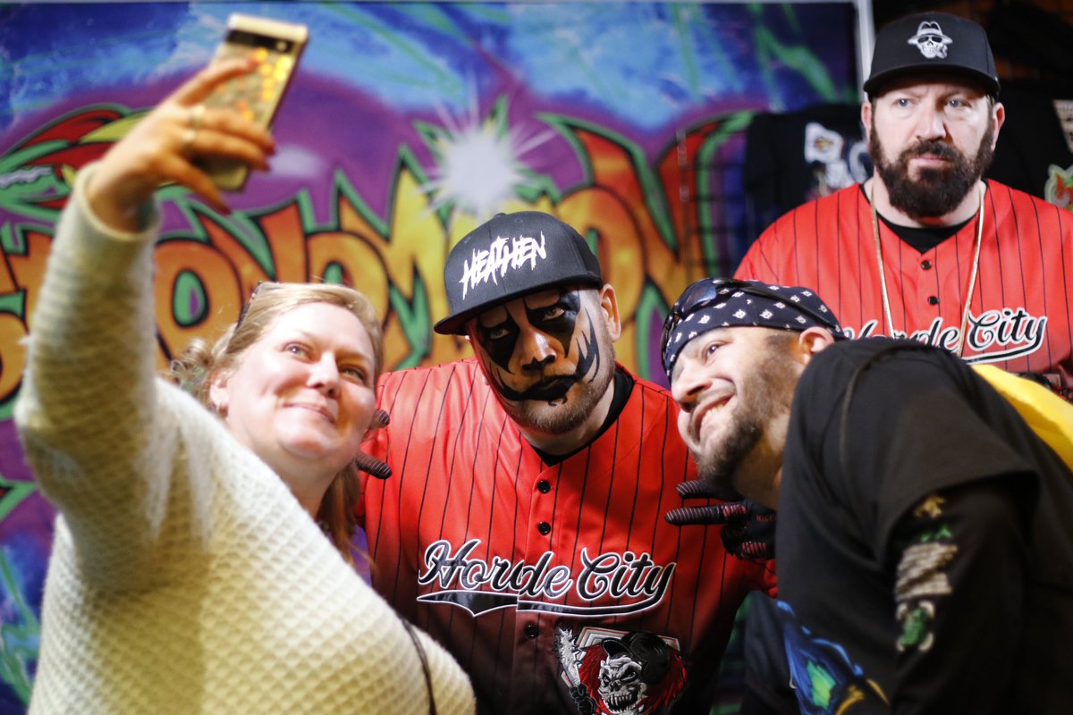 AstronomiconMI's tweet photo. It’s always a good time for a selfie at Astronomicon! You might even get @turncoat_dirty to smile…well maybe.🤳🏼🚀 
#astronomicon #astronomicon6 https://t.co/eSOKtvLzip