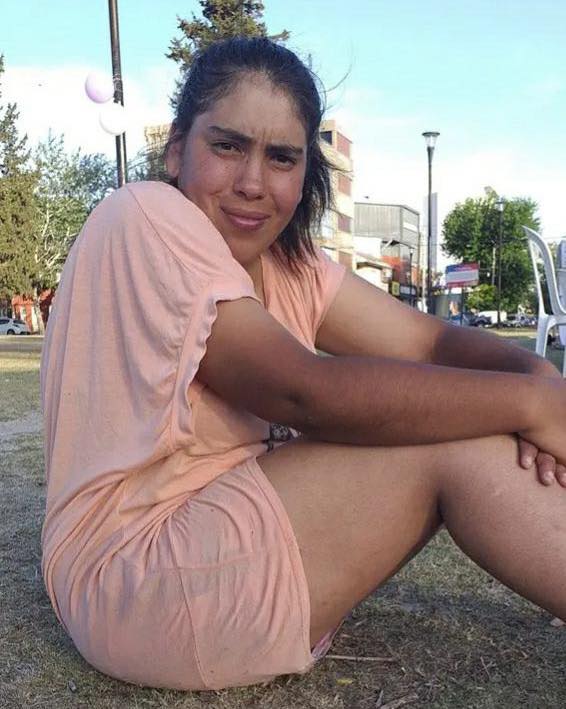 desaparecidaorg's tweet image. Elisa Locatelli tiene 26 años, desapareció el 3/3 en Melchor Romero, La Plata, #BuenosAires. Zona calles 158 y 518. Elisa es discapacitada. Vestía una remera floreada, short blanco y zapatillas rosas. Por favor avisar #URGENTE al ☎️2213505945, o al 911

#MelchorRomero #LaPlata