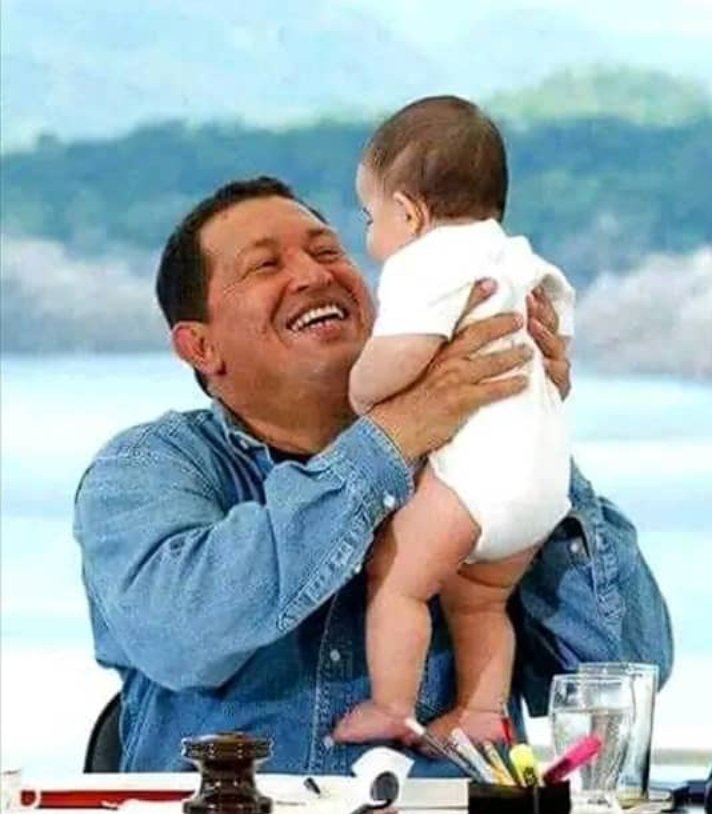 "Qué importa que mis ojos no vean la Patria que sueño, lo que importa es que en los ojos que la van a ver palpite mi sangre". 
         H. Chávez