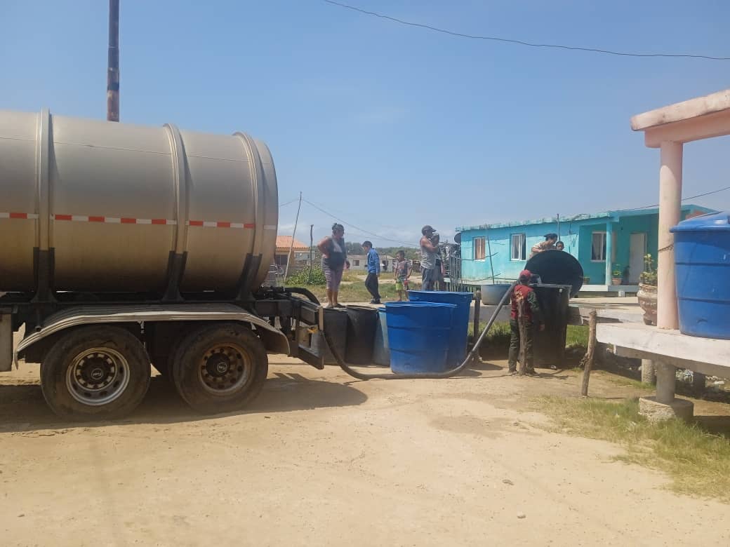 IndiraFPSUV's tweet photo. Seguimos trabajando sin descanso con la distribución de agua potable en comunidades, escuelas y centros de salud de las parroquias Guajira y Sinamaica, atendiendo de esta manera las solicitudes que hemos recibido. El agua es prioridad y la Alcaldía da respuesta #ChávezInfinito https://t.co/M2PJqg4DY8