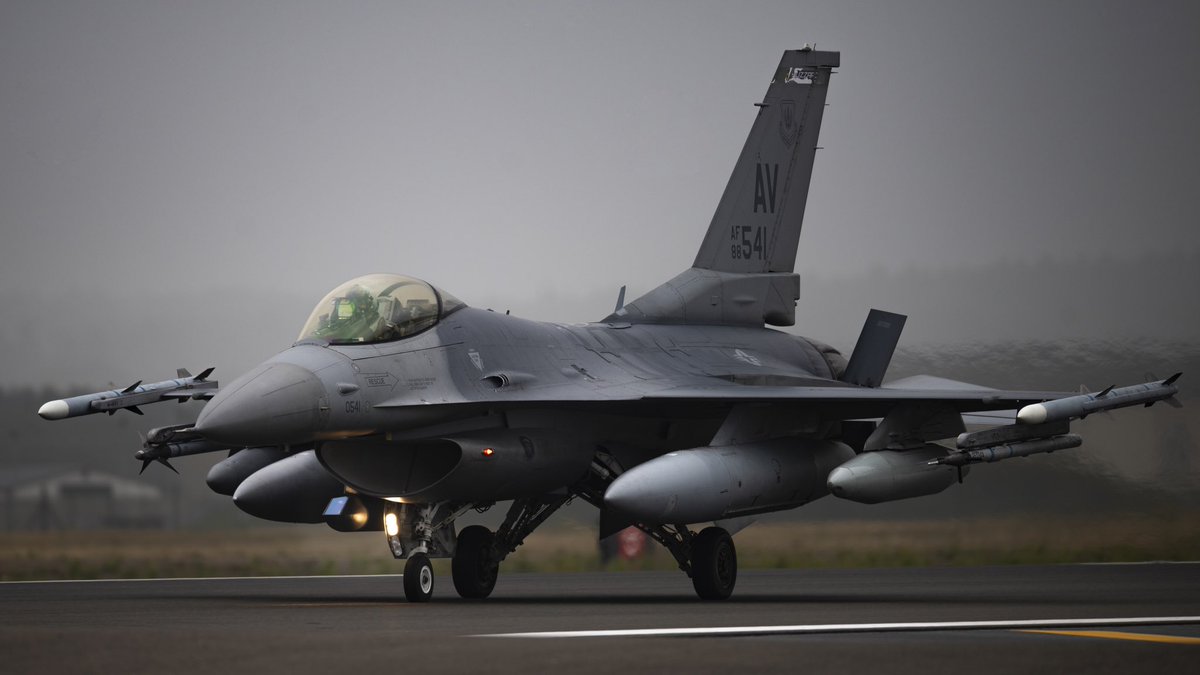 ukraine_map's tweet photo. Two Ukrainian 🇺🇦 pilots are in USA for an assessment to see how long it would take to train Ukrainians to fly attack aircraft, including F-16s

US 🇺🇸 has approved up to 10 more Ukrainian pilots to arrive in US as early as next month for further assessment on attack aircraft (NBC) https://t.co/lJRu2ltG6U