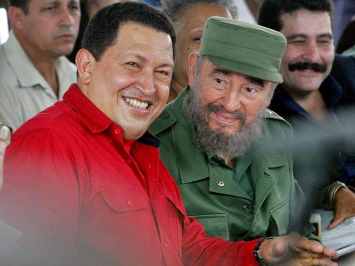 iroelsanchez's tweet photo. Encontrarse siempre hacía felices a estos gigantes pero más si el motivo era la cultura para sus pueblos: El privilegio de tener a Fidel y Chávez en la Feria del Libro de La Habana. #ChavezVive #FidelPorSiempre https://t.co/VznSvalcV6