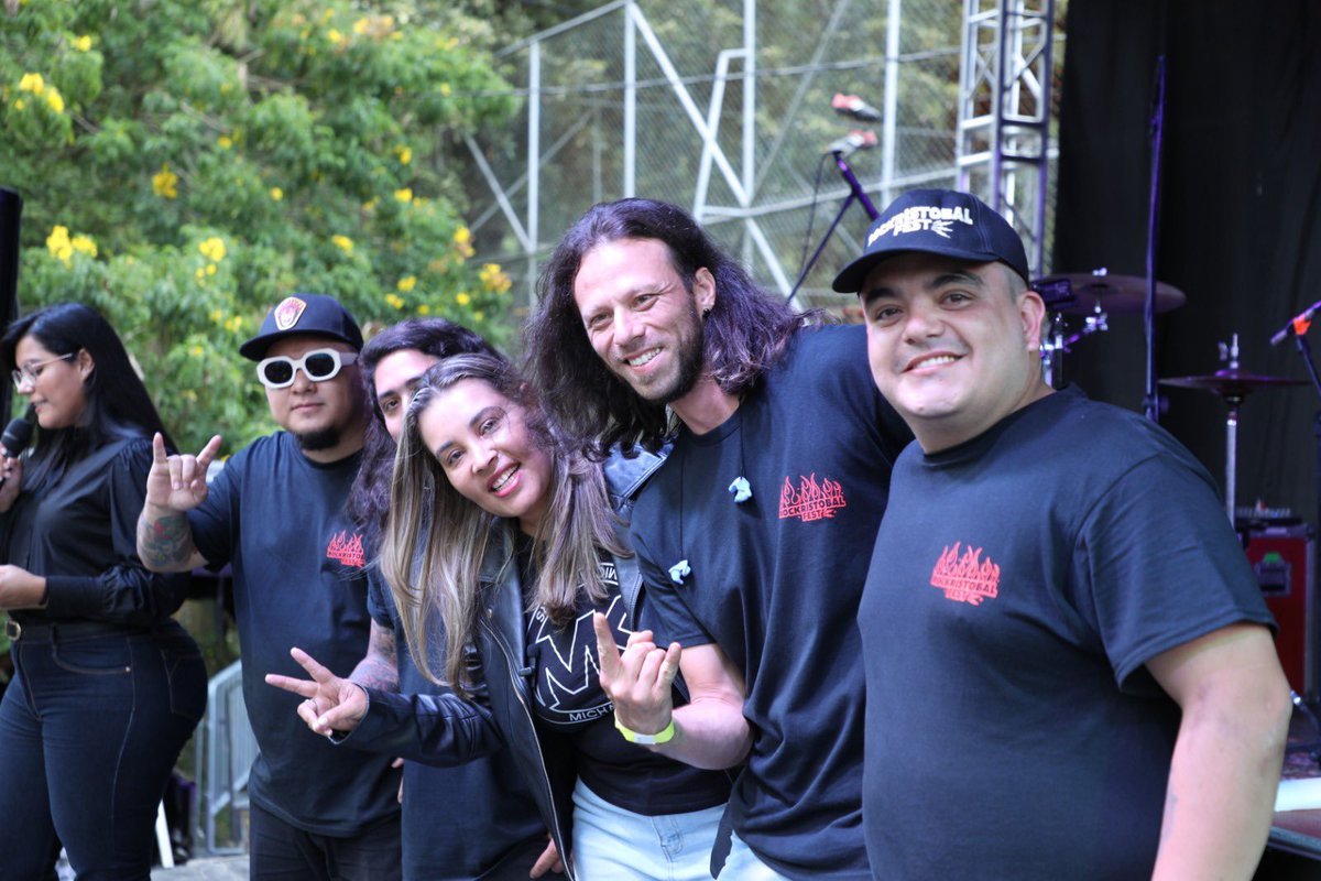 LinaGarciaGanan's tweet photo. Que viva el Rock 🎸 y la cultura! 

Gracias a Cristian por hacer posible este escenario de participación donde la música es el centro. Reconocer el trabajo de los que se ponen la 10 por la ciudad es parte de la tarea, vamos por más! @RocKristobal honrada de reconocer su esfuerzo! https://t.co/3XWWzbAgRC