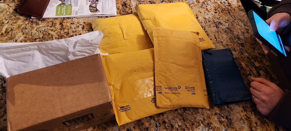 gghendrickson's tweet photo. @CardPurchaser I've been had #mailday #hobbyfail https://t.co/Fn0v5XO0Ni