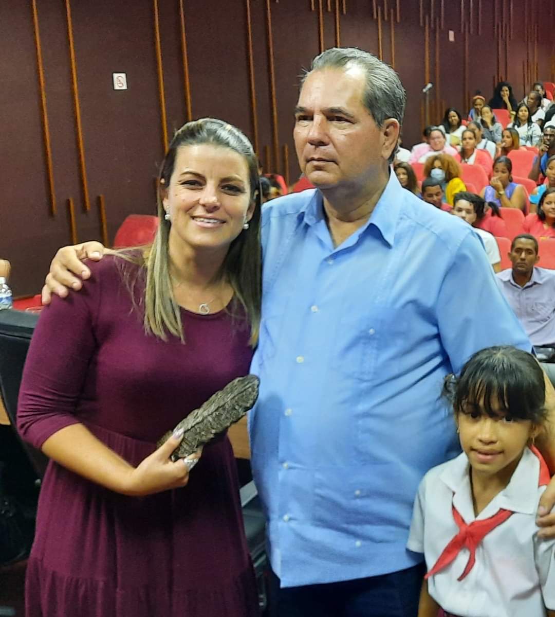 Este hombre maravilloso está hoy de cumpleaños. Cuando uno está cerca de él siente la pasión y la confianza con que habla de la juventud, entonces una se emociona y siente que no puede fallar en su misión. Sus muchachos de la <a href="/UJCdeCuba/">UJC de Cuba</a> le deseamos lo mejor del mundo <a href="/RamnMonte1/">José Ramón Monteagudo Ruiz</a>.