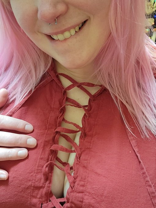 Oh, this is supposed to be a men's shirt? I don't know, I think it suits me just fine! https://t.co/