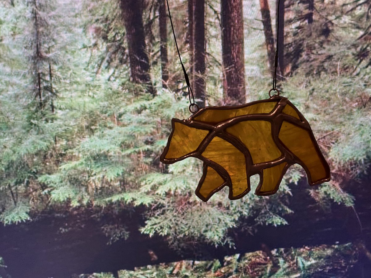 MadeByRye's tweet photo. Hi friends, it’s been awhile I bring offerings of stain glass bears :) #handmade #Bears https://t.co/BNGwcwB0tt