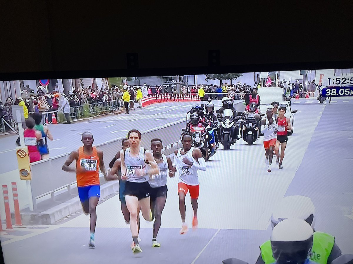 CanadianRunning's tweet image. Cam Levins is LEADING the Tokyo Marathon at 39K!!!

#2023TokyoMarathon