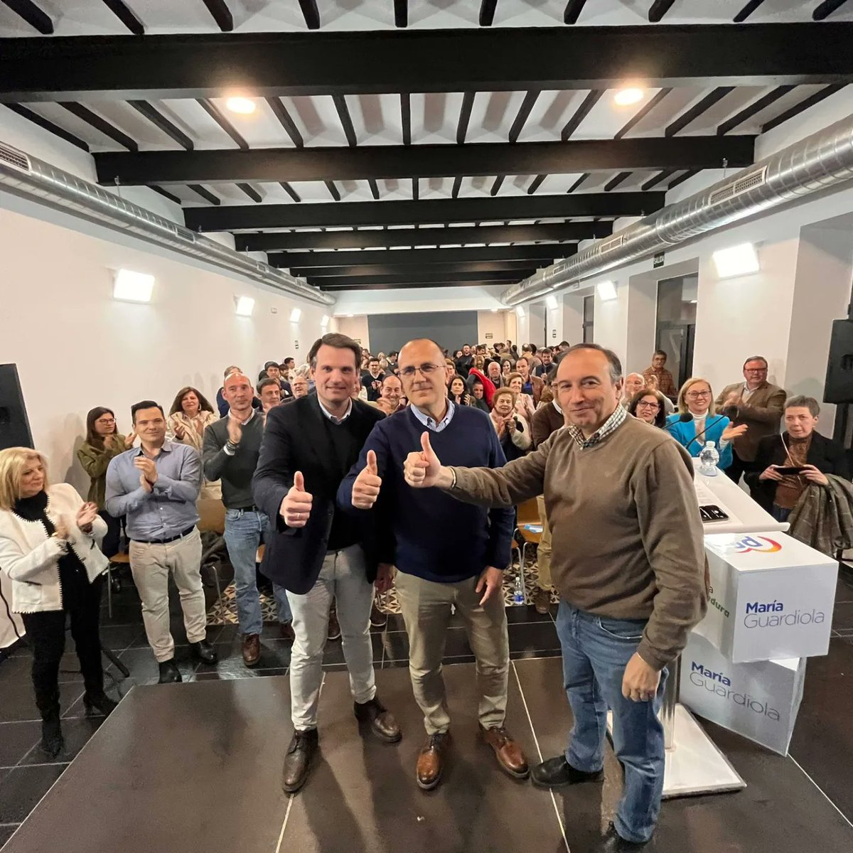 PPopularCC's tweet photo. Presentación de @enrique_hueso_ , candidato 🅿️🅿️ en Navalmoral de la Mata, acompañado por Laureano León y @Abel_Bautista entre otros compañeros. ¡El cambio que Navalmoral necesita!
#CáceresEntreTodos #EquipoPP #provinciadecáceres https://t.co/JcfkW5NJBZ