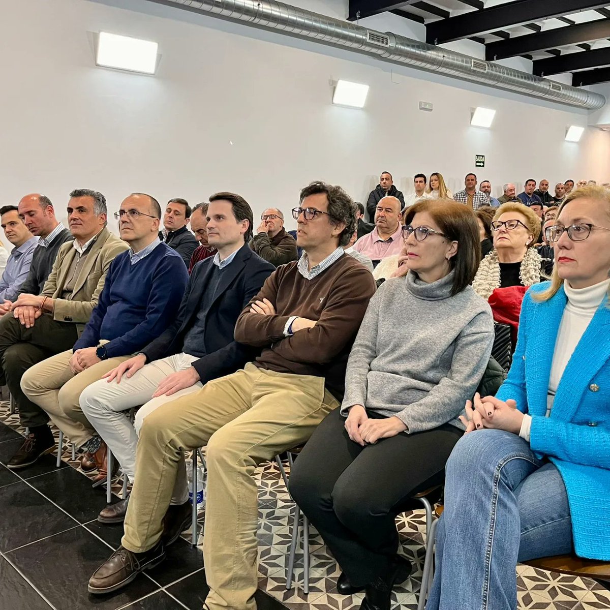 PPopularCC's tweet photo. Presentación de @enrique_hueso_ , candidato 🅿️🅿️ en Navalmoral de la Mata, acompañado por Laureano León y @Abel_Bautista entre otros compañeros. ¡El cambio que Navalmoral necesita!
#CáceresEntreTodos #EquipoPP #provinciadecáceres https://t.co/JcfkW5NJBZ