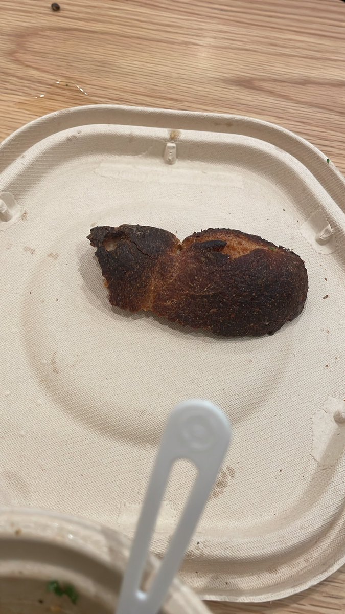 koolknows's tweet photo. @sweetgreen, please trash the bread backs after slicing. Especially the ones looking like this. 🤦🏽‍♂️🤦🏽‍♂️ #disappointed https://t.co/UbgK3Pmj8C
