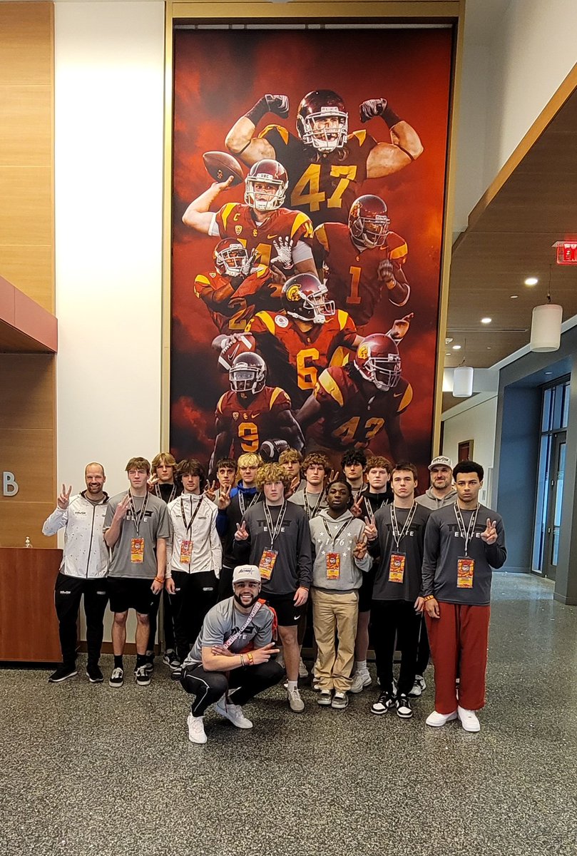 eugenesveryown's tweet photo. I would like to personally thank @LincolnRiley , and all of the staff at @uscfb, especially @AnnieHanson_. It was a great privilege to hang out and get to understand your mission at @uscfb✌️ #fighton @WillametteHSFB    @mvp7on7 https://t.co/TOedvC0O9e
