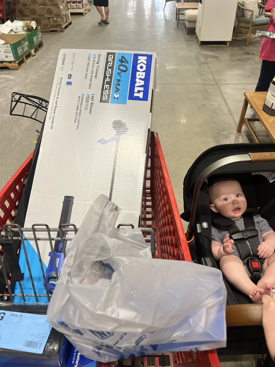 CraigSanders__'s tweet photo. Lowes on a Saturday #40volt https://t.co/ZozV2v8twQ