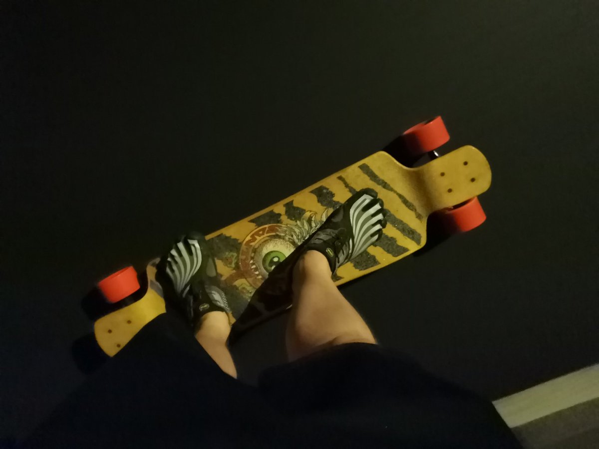 phoen1x's tweet photo. A good Longboard runs with you
#goofie
#evolve
#97mm
#vibrams
Best run on Longboard ever. 15km https://t.co/XRvh1l6zfZ