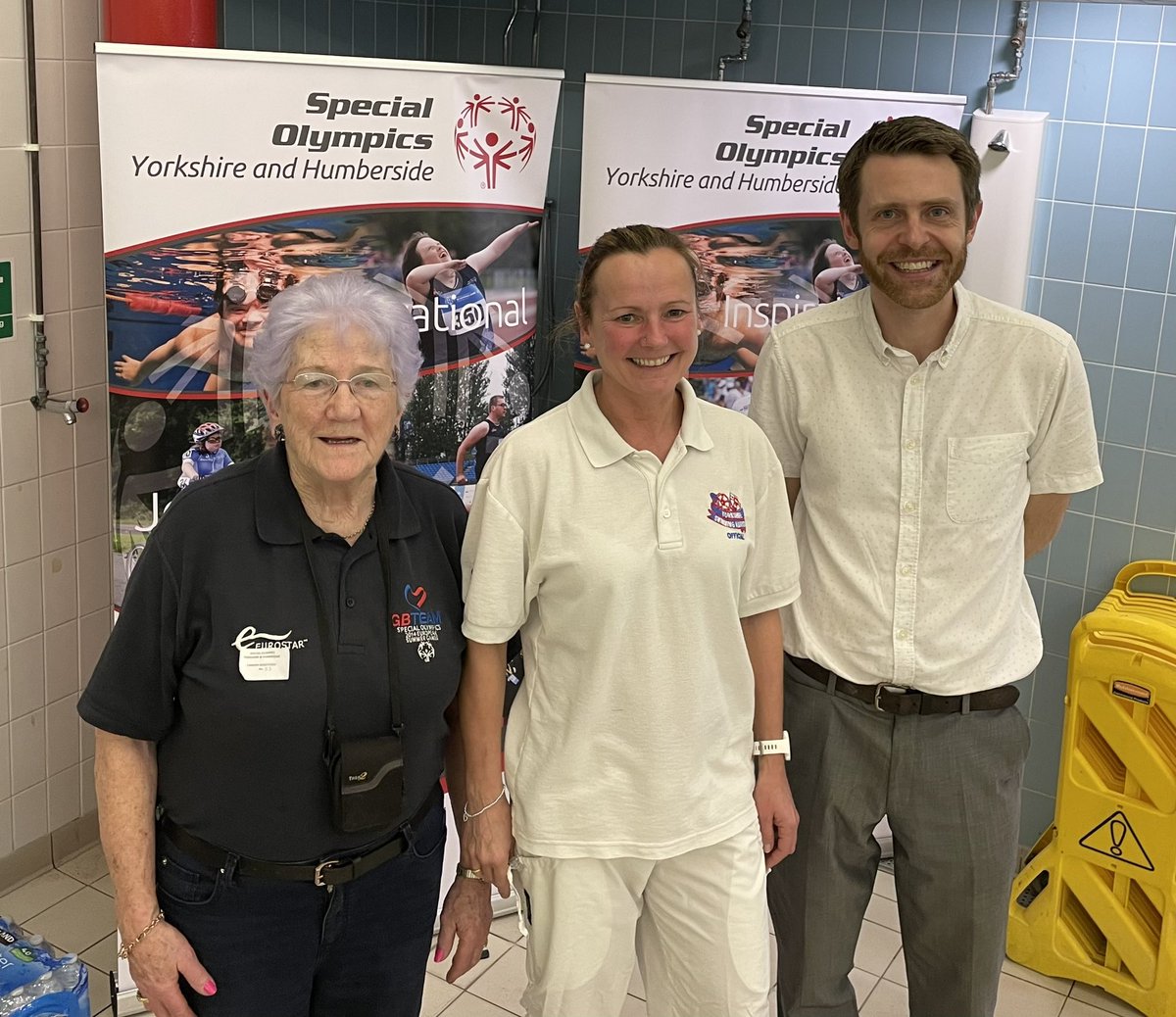 humber_runner's tweet photo. Always a privilege to officiate at the annual regional special olympics swimming gala. Sport at its best - for the joy and participation of it. Nice to have special guest @daveedwards10 with us😀💪🏻 🏊‍♀️ 🏊‍♂️ https://t.co/mDFrb5UquG