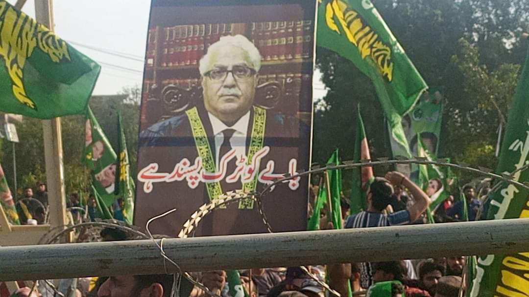 گوجرانوالہ جلسے کی ایک تصویر، یہاں پر توہین عدالت؟ کوئی اور ایکشن؟ اتنا دوہرا رویہ کیوں؟ عمران خان کو زیبا کہنے پر کورٹ جا کر معافی مانگنی پڑی کیا نون لیگ سونے کی مٹی سے بنے ہیں؟