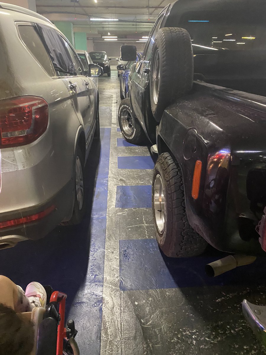 mjrojasc's tweet photo. Estas cosas dan rabia, estacionado sin credencial en estacionamiento exclusivo para PcD y mas encima obstruyendo el espacio que permite el acceso de la silla de ruedas… @MallplazaCL Egaña @mamaterapeuta @claudiaaldanas https://t.co/ANJoam3sp0