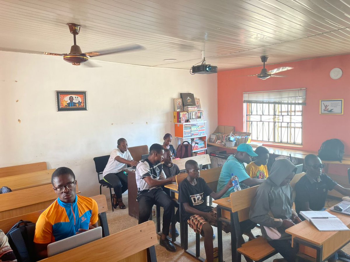 knowtheblocks_'s tweet photo. Thanks to our fantastic instructors (Ayomide Arowolo-Ayodeji, and Ernest Osazuwa) and students for making it such a fun and productive session ππΌ
#techskills #blockchaintechnology #community #KnowtheBlocksMaven #KBM
.
.
.
.
.
#ARSBOU https://t.co/zKO0wxlT0X