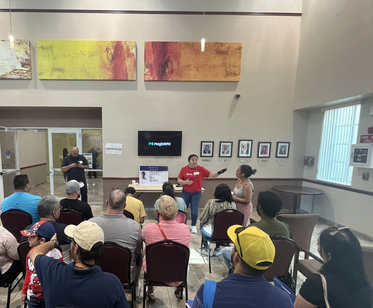 AFSCFL's tweet photo. Nuestro equipo de @afsc_org  #Florida apoyando este sábado la clínicas de los ID comunitarios que organiza @LegalAidService para las personas que viven en #Broward 
#CommunityID https://t.co/wnaVBEEfdX