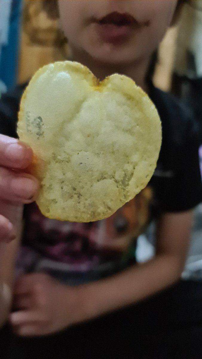 sigmeeow's tweet photo. Love heart shaped Crisps. We won? #lovefromwalkers https://t.co/Wt5Y0OPZ0t