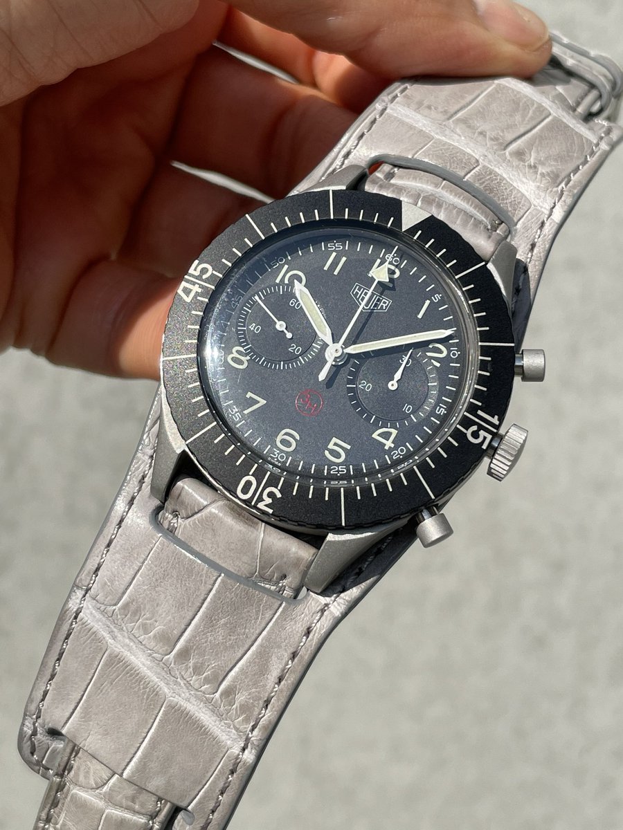 xsO3OrwmhjDFlXJ's tweet image. おはようございます🌤

個人的な経験値ですが最近コアな時計愛好家の方に好評を得る確率が高いクロノグラフがコレなんです😃

1960年代のホイヤーTYPE-1 550SG （旧西ドイツ空軍）とカスタムストラップ（松下庵）です。#heuer #matsushita_an #valjoux230