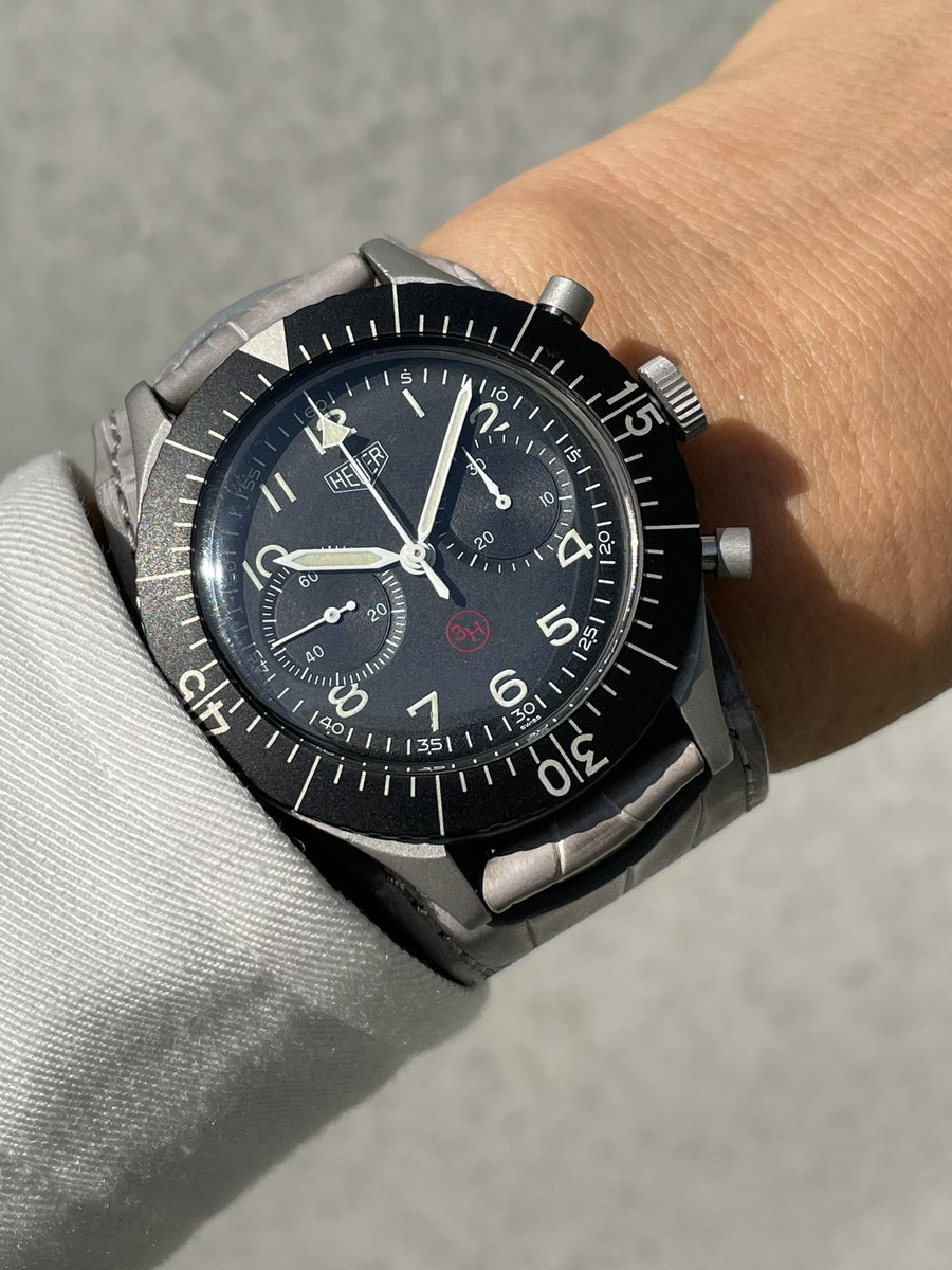 xsO3OrwmhjDFlXJ's tweet image. おはようございます🌤

個人的な経験値ですが最近コアな時計愛好家の方に好評を得る確率が高いクロノグラフがコレなんです😃

1960年代のホイヤーTYPE-1 550SG （旧西ドイツ空軍）とカスタムストラップ（松下庵）です。#heuer #matsushita_an #valjoux230