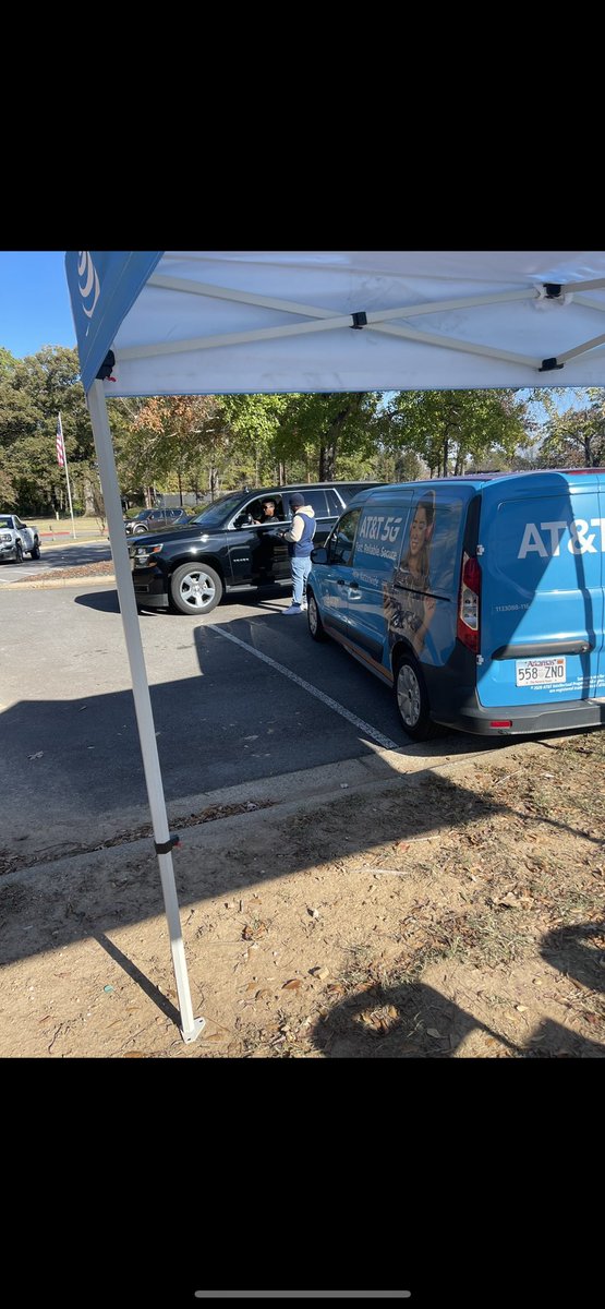 DominiqeW's tweet photo. Arkansas is outside 💪🏾💪🏾💪🏾 East Ridge, Kings Crossing, Otter Creek, and GreenRidge FIBER IS HERE!!!!  @sean_carraway2 @WesleyKyleNeal @AlyssaMoore_12 #KAMO6 https://t.co/725959l4fD