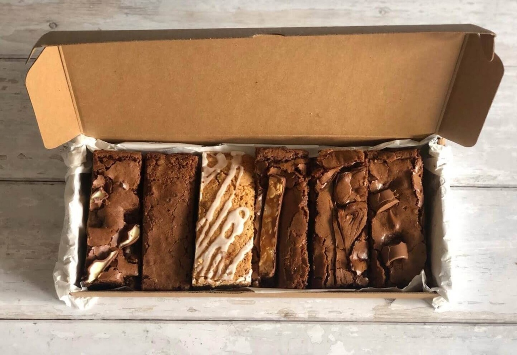 BoscaBakery's tweet photo. The mixed bosca, our bestseller. Contains one of every permanent flavour, so it's a great introduction to our brownies!
Left to right:
⭐️Kinder brownie
⭐️Original brownie
⭐️Cinnamon roll blondie
⭐️Snickers brownie
⭐️Salted caramel brownie
⭐️Rolo brownie https://t.co/KQZGp8wvyw