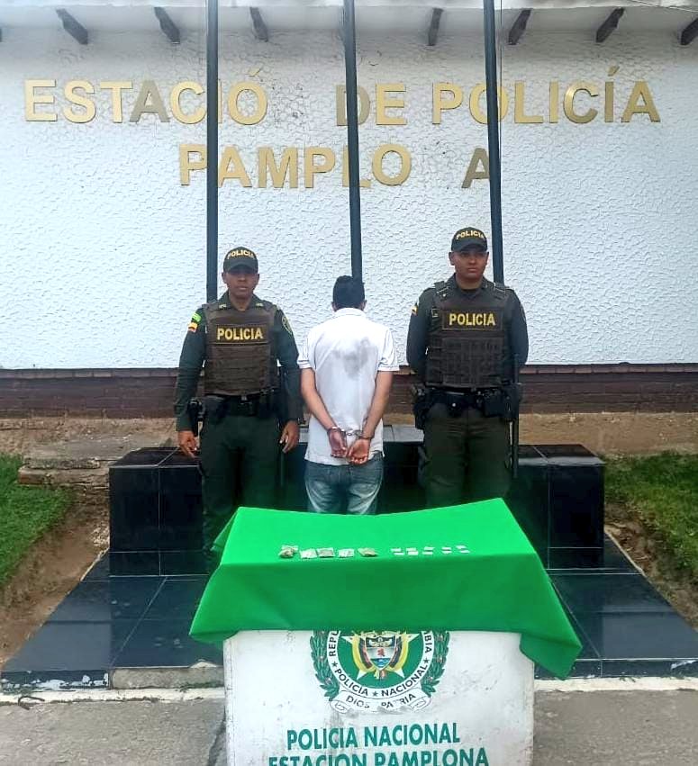 PoliciaNteSder's tweet photo. Por el delito de fabricación, tráfico o porte de estupefacientes 🚨 fue capturado este ciudadano. 

Estamos comprometidos con el municipio de #Pamplona.

#PolicíaDeVecindario
#Vector1 https://t.co/OLzWyUOBww