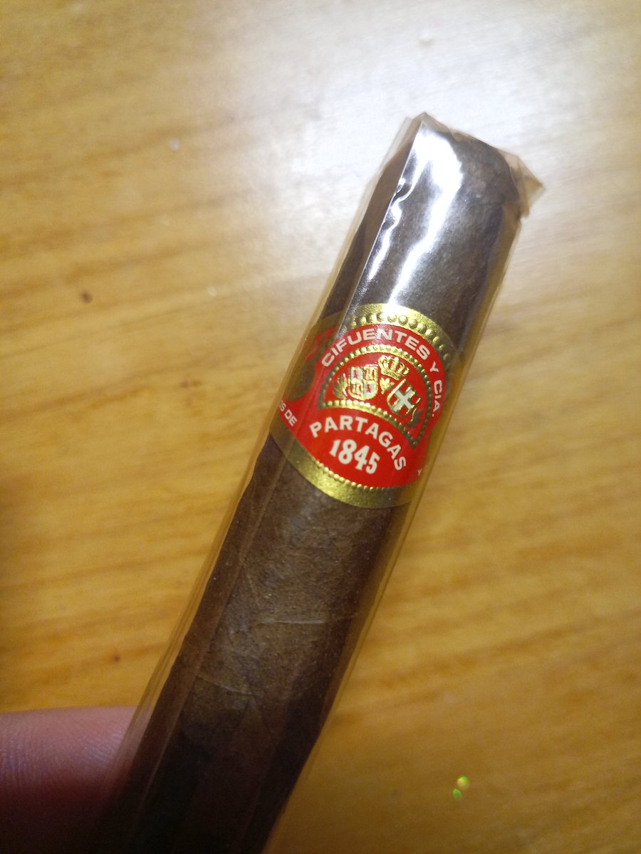 Eric_D____'s tweet image. 15 year old partagas.. gifted to me. Might save it. .