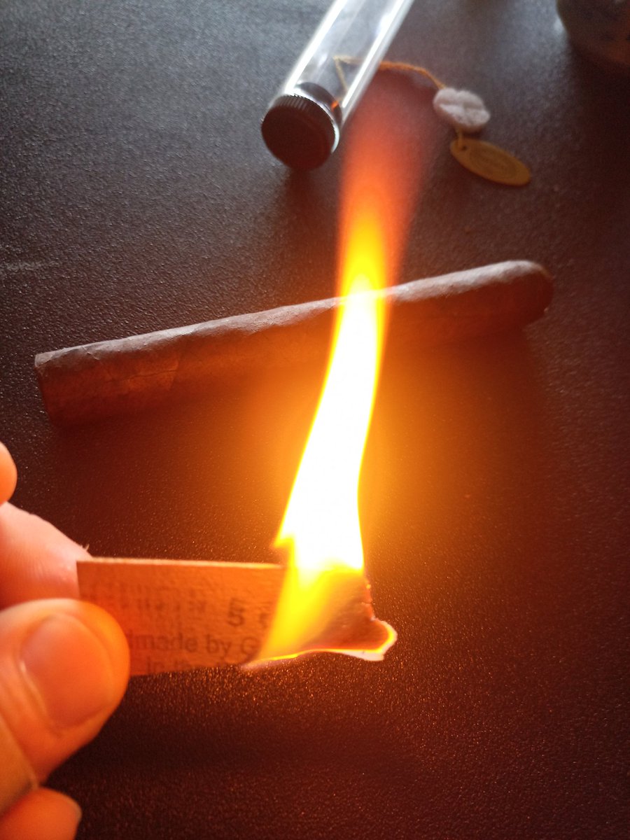 Eric_D____'s tweet image. Best way to light a cigar.. Spanish cedar..