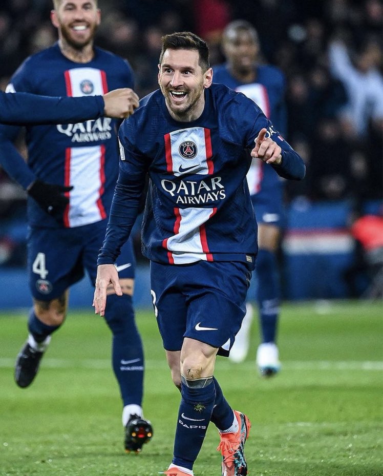FanMessiFrance's tweet photo. 📊 Lionel Messi en CLUB uniquement :

🏟 841 matchs
⚽️ 701 buts
🎯 299 passes décisives
📈 1000 G/A
👑 Seul joueur de l’histoire à être décisif sur 1000 buts en CLUB 

GOAT 🔥🔥🔥 https://t.co/lV3zGVhpBo