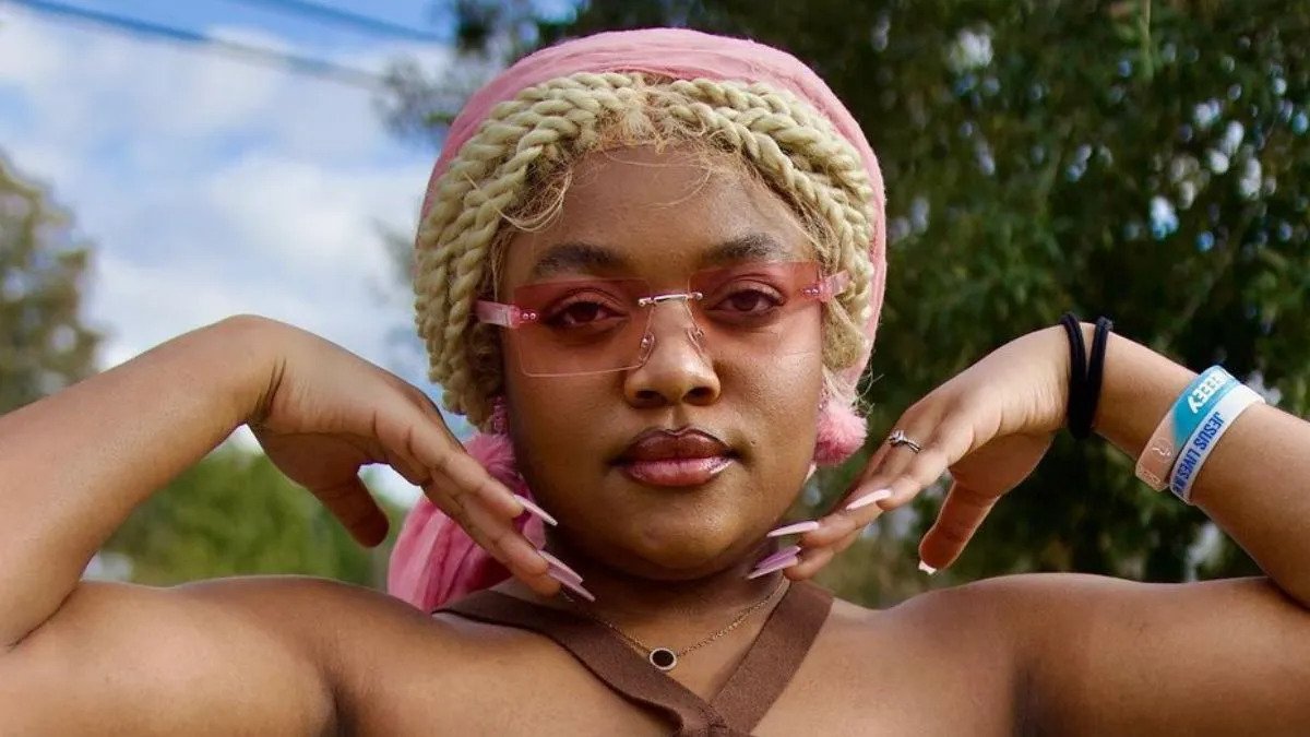 .<a href="/iamLibianca/">Libianca</a>, <a href="/AyraStarr/">Celestial being</a>, and <a href="/Omah_Lay/">OMAH LAY</a> join forces to offer infectious spring rhythms and the timeless sounds of afrobeat with "People" remix
lambo.ng/b/1ZT