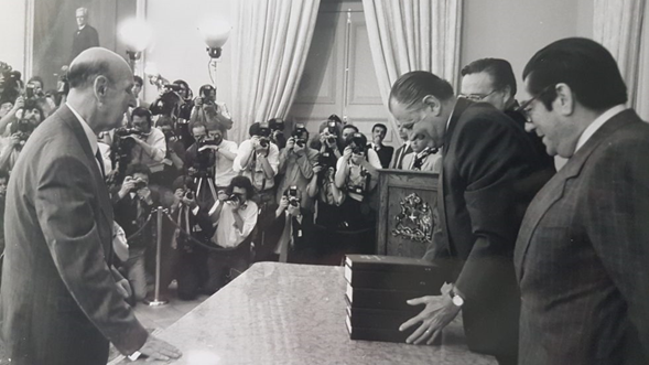 pablozeguel's tweet photo. El4/03/1991 el Presidente Aylwin se dirigió al país para dar a conocer el Informe Rettig. Hoy nadie duda del impacto internacional y nacional de éste. A 50añosGolpeEstado les recuerdo como fue el debate que se abrió respecto a la veracidad del mismo. 
Abro hilo (1) https://t.co/pSCYahKxrh