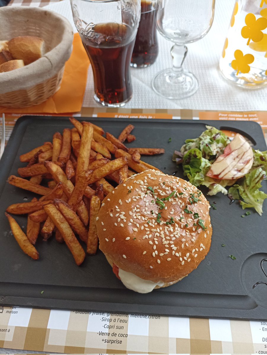 SGodinot's tweet photo. L escapade de ce samedi 4 mars

En pleine Normandie, je goûte a la douceur de l océan atlantique et au bon burger de @lamarmitedemamie dans le fief de @EPhilippe_LH 

#lehavre #Normandie #burger #oceanatlantique #port #vlog #Tourisme #youtube #escapades https://t.co/ZYO6Do2yxQ