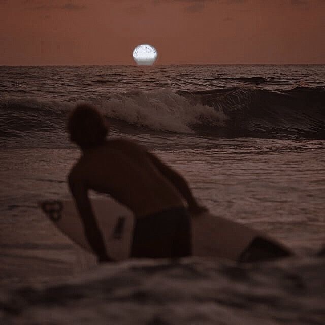 slk eai tml! aq é o jj, jj maybank!! aquele lá de obx q tem um pai maravilhoso 😍😍..bom to aqui em busca dos pogues e de novos amigos. deem rt e fav q eu chamo na dm, eu não mordo...a não ser q vc queira..🌊🏄🏼‍♂️🚬🍃