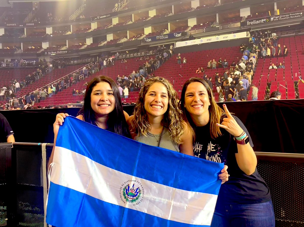 nathalieru's tweet photo. A dream. Thank you. @museband @MattBellamy @domhoward77 @CTWolstenholme https://t.co/SC2u6jBRNO