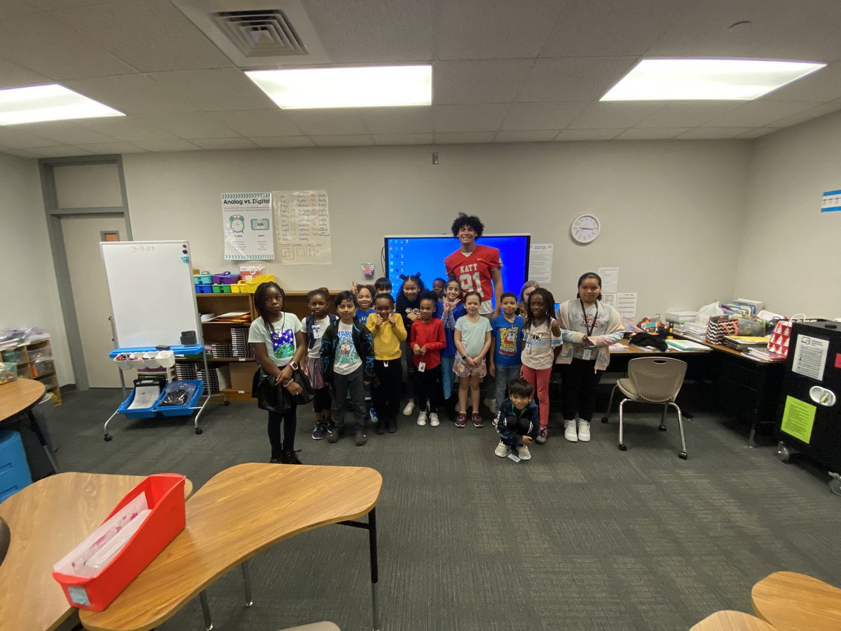 Had a great time reading to the kids at west memorial elementary!!! @FootballKaty
