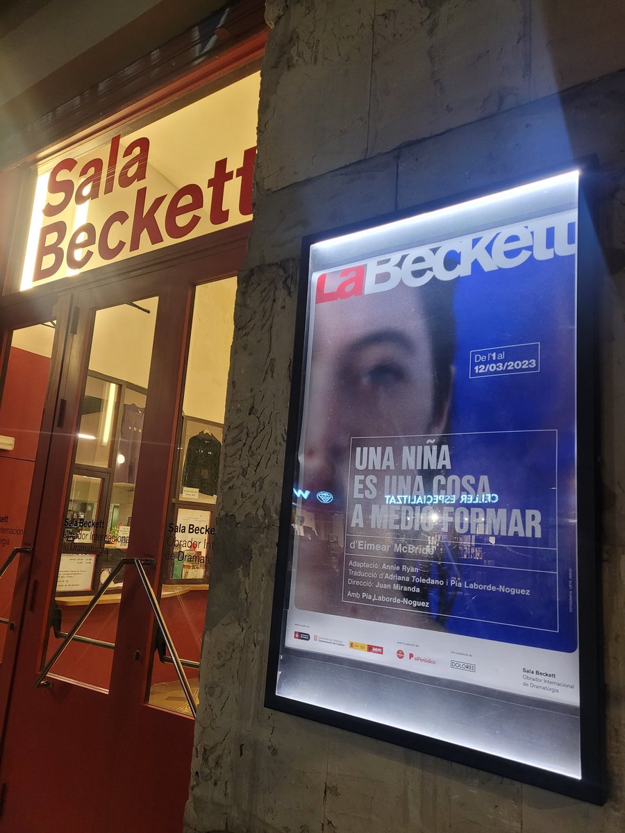 amotiteacher's tweet photo. En #UnaNiñaEsUnaCosaAMedioFormar en la @salabeckett de Barcelona, una sola actriz relata cómo los abusos sexuales sufridos en la niñez determinan la relación con el sexo, el placer y los vínculos en la etapa adulta. Un monólogo que atrapa con gran magnetismo a la audiencia. https://t.co/AN5BqCeujV