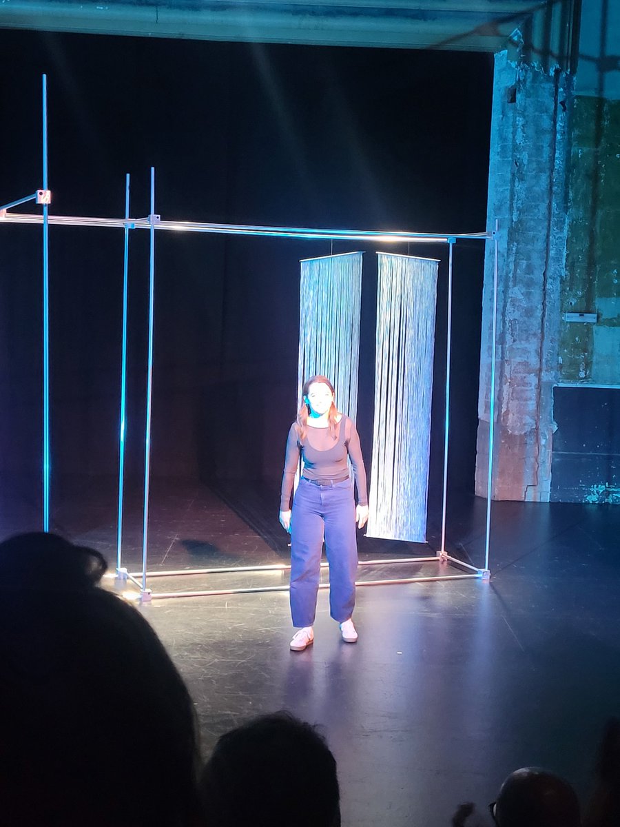 En #UnaNiñaEsUnaCosaAMedioFormar en la <a href="/salabeckett/">Sala Beckett</a> de Barcelona, una sola actriz relata cómo los abusos sexuales sufridos en la niñez determinan la relación con el sexo, el placer y los vínculos en la etapa adulta. Un monólogo que atrapa con gran magnetismo a la audiencia.