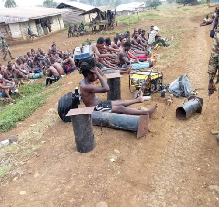 Atleast 96 young Ambazonia civilians have been abducted from Matoh LGA-Meme County(ambazonia) 1/3/23  concentrated dead camp. They will be asked ransom before release 
The peak of desperation.
The male youths of Matoh in Meme County under torture😭😭 by La Republique terrorists.