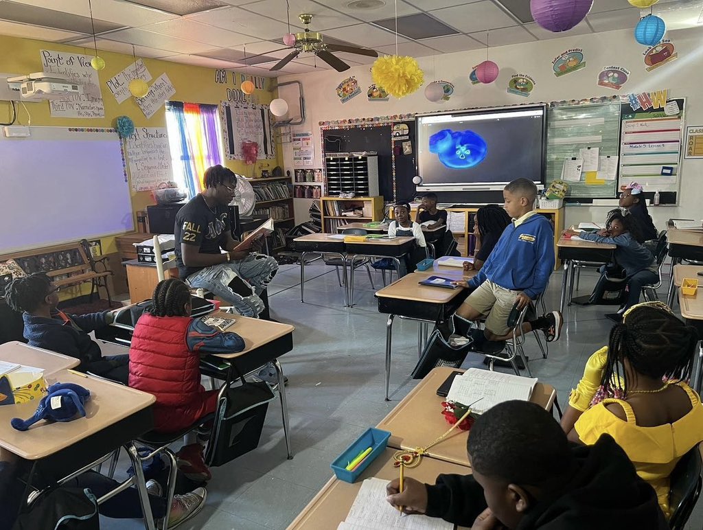 Gramblingvikes's tweet image. The brothers of Chi Nu visited JS Clarke Middle School in Monroe, Louisiana for Read Across America. #LFS #MWAB #killachinu #alphaphiomega #gramfam25 #gramfam24 #gramfam23 #gramfam #gramfam26