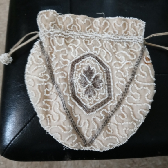 JodiMore's tweet photo. So good I had to share! Check out all the items I'm loving on @Poshmarkapp #poshmark #fashion #style #shopmycloset #flapperbag #nike #handcrafted: https://t.co/FiBiFQVuFd https://t.co/Zr0EE9hyLf
