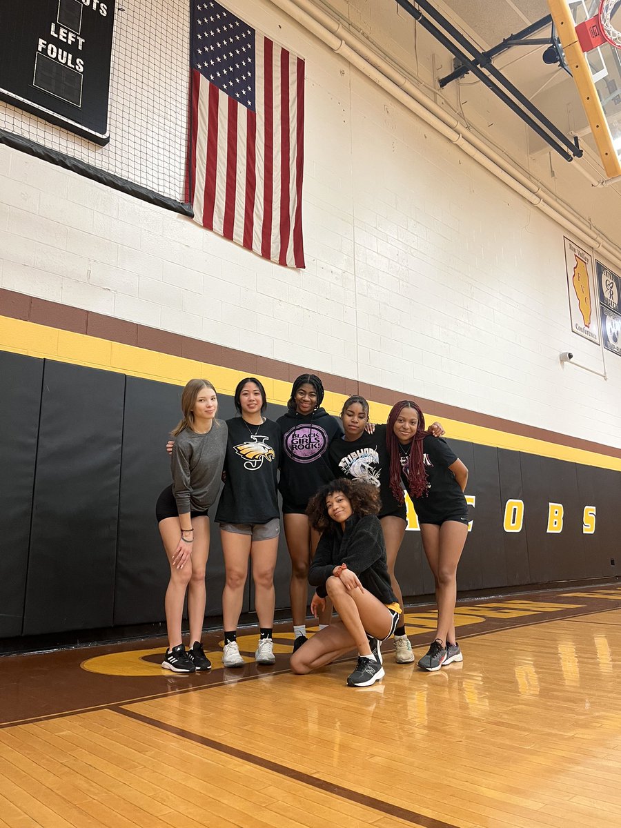 What a fantastic time this morning with our long and triple jumpers. So proud of your work girls. Very happy to work with this amazing team! 
Special mention to our senior <a href="/sabrinamac01/">Sabrina Macatangay</a> who did an impressive  triple jump PR last meet.🦅 👏🏻
<a href="/HDJ_Athletics/">Jacobs Athletics</a> <a href="/JacobsGirlsTF/">Jacobs Girls Track & Field</a>