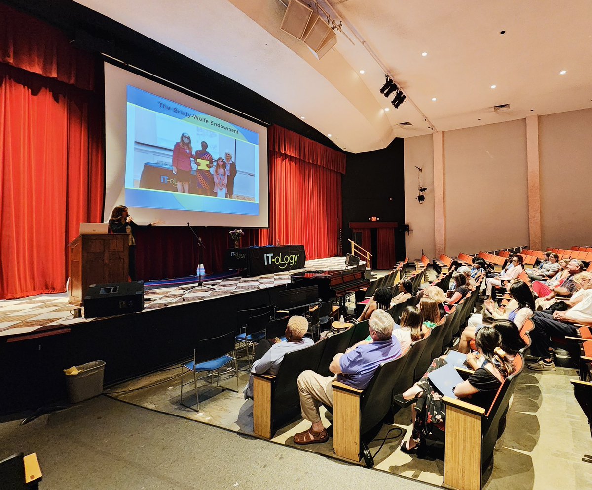Speaking tonight at the 2023 Aspirations in Computing Awards for girls interested in tech. Thank you Chris Wolfe for generously supporting these young ladies. Once upon a time, I too, knew how to code. Girls who code rock!

#LowcountryFirst