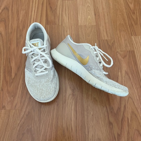 MDLCollection's tweet photo. So good I had to share! Check out all the items I'm loving on @Poshmarkapp #poshmark #fashion #style #shopmycloset #nike #aerosoles #loft: https://t.co/swHoZtH9R5 https://t.co/N8FY0r6BBY