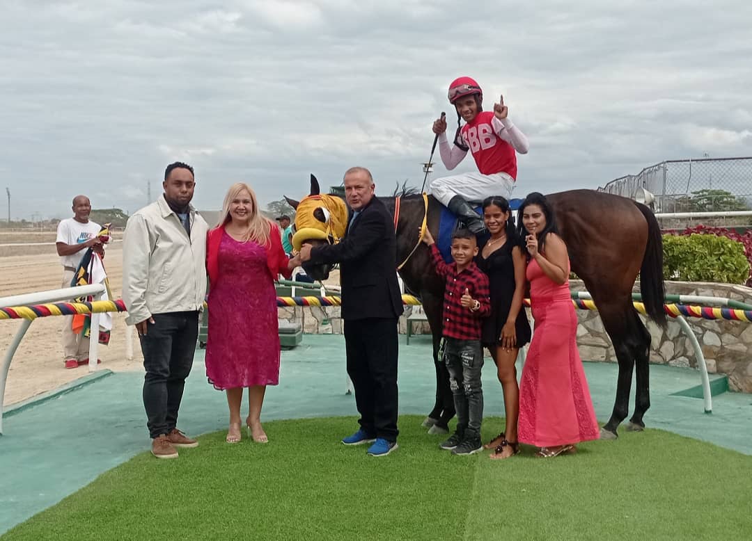 trainerRDIAZ's tweet photo. Agradecido con Dios 🙏 por 2 victorias el dia de hoy con #ILPARTIGIANO Y #DETONANTE en @OficialHinava mi gratitud para los propietarios por su confianza, apoyo  y mi felicitaciones para todos el equipo de cuadra que sin ellos estos logros no pueden ser posible #VIVALAHIPICA 👏👏 https://t.co/LvgjPO7pGr