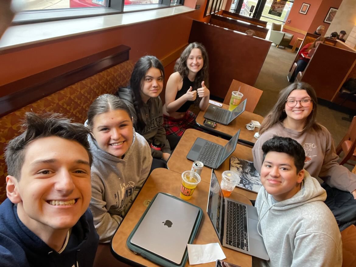 ATyearbookHS's tweet photo. Behind the scenes of our final deadline! #yearbook #DeadlineDay #deadlines #yerds https://t.co/TOYB23ksWg