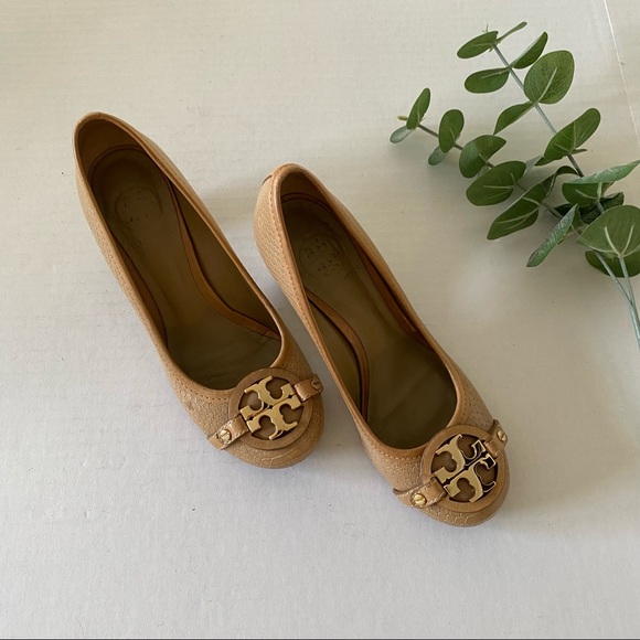 jvirden's tweet photo. So good I had to share! Check out all the items I'm loving on @Poshmarkapp #poshmark #fashion #style #shopmycloset #toryburch #frenchconnection: https://t.co/1yWdjLnkwU https://t.co/HwmGAIg1Mh